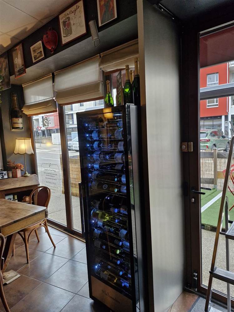 L'entrée du Bouchon et son armoire à vins