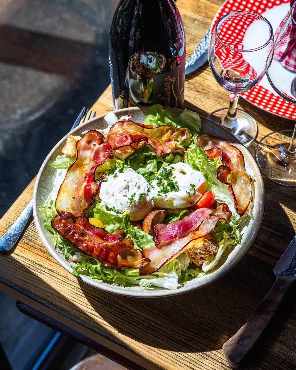 Salade lyonnaise à l'œuf poché et au lard