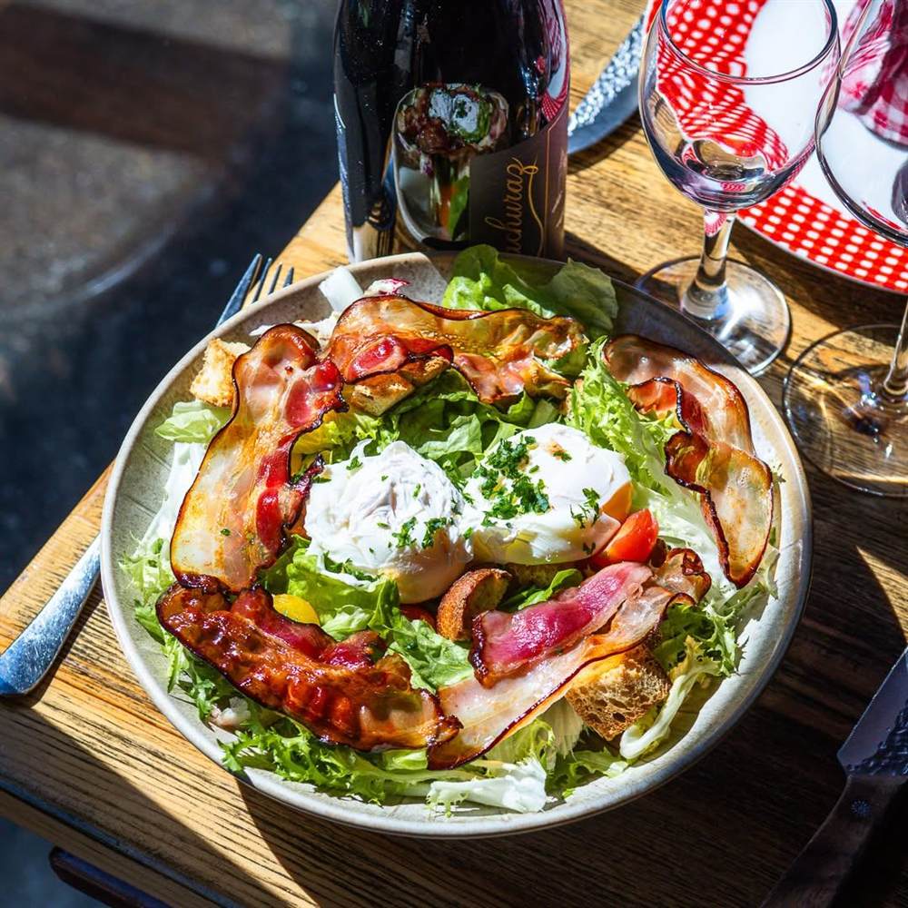 Salade lyonnaise à l'œuf poché et lard grillé