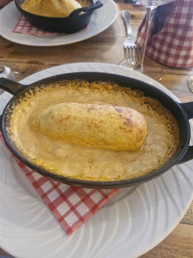 Quenelle de brochet gratinée, sauce écrevisses